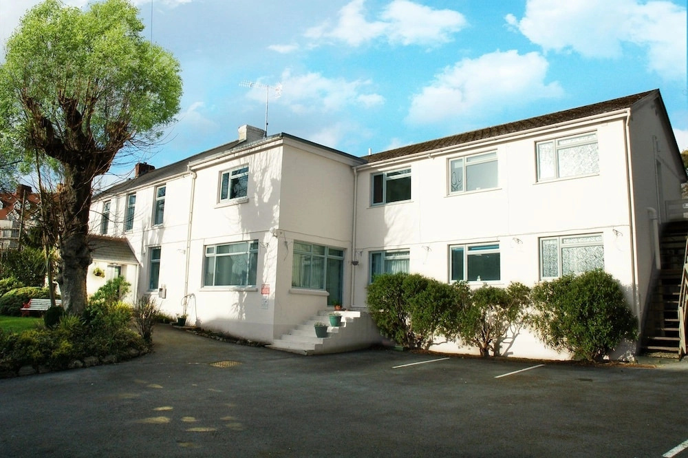 Cottage Court Hotel