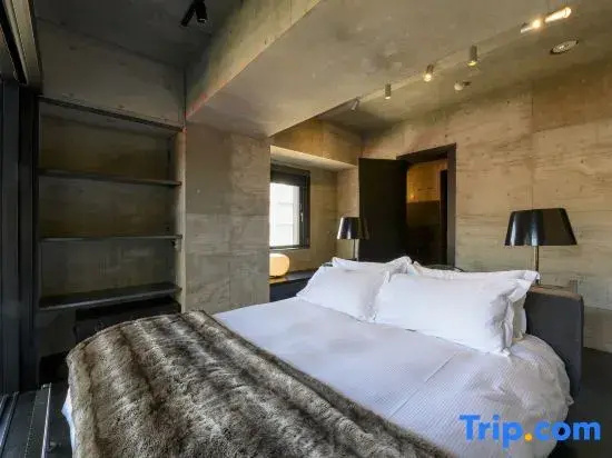 5 Bedrooms Apartment