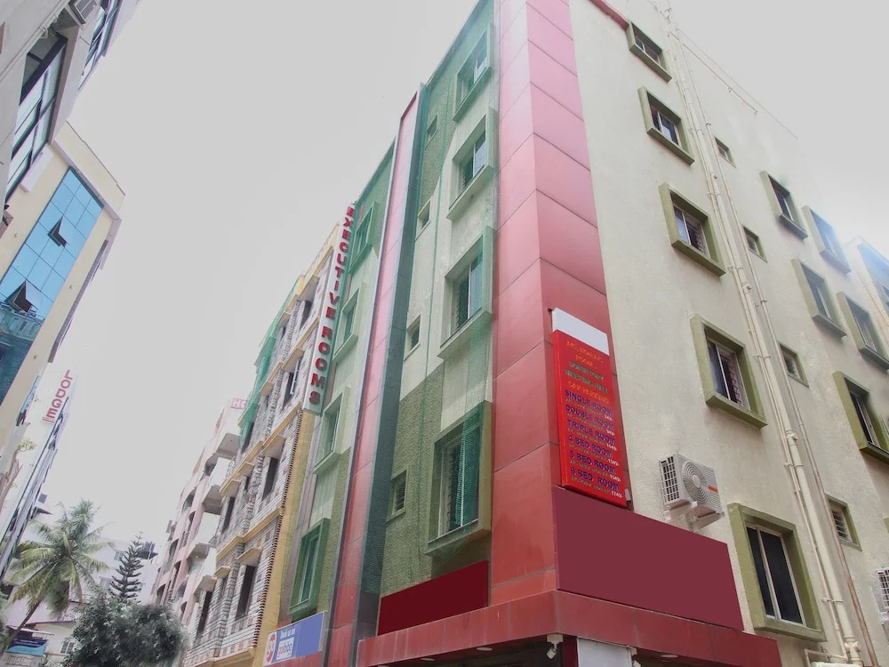 OYO 15926 New Golden Residency
