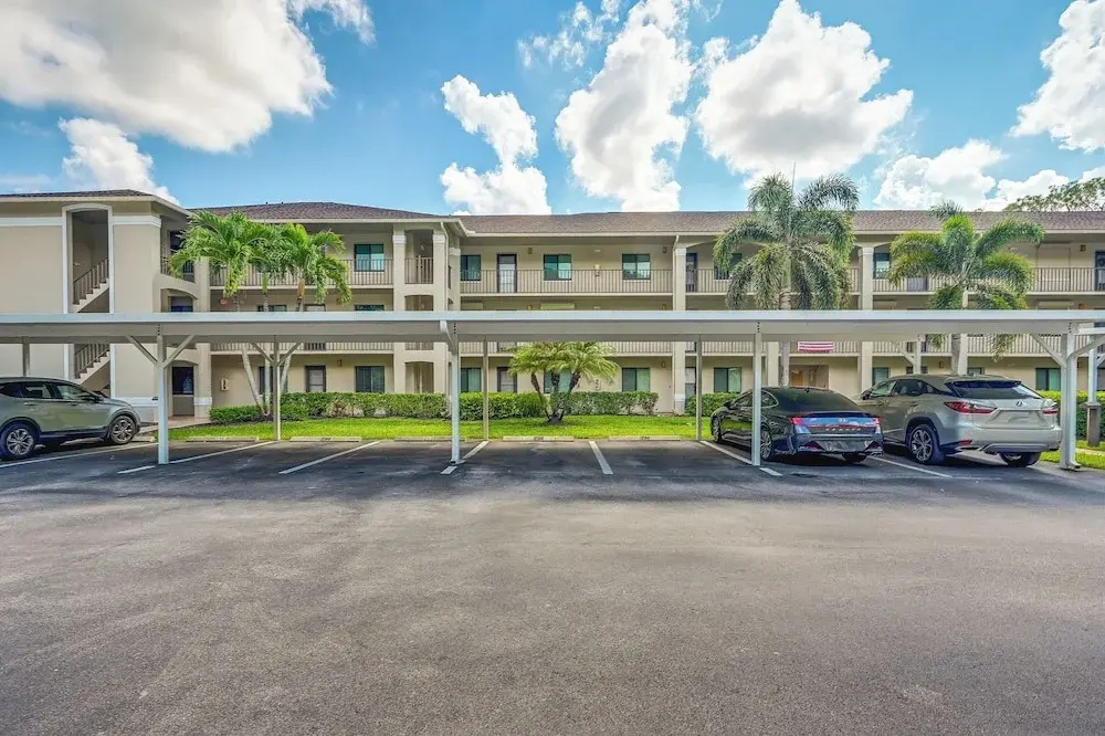 3 Mi to Beaches: Naples Condo w/ Pool Access!