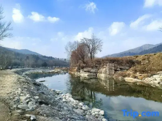 Friends' Inn in Xuegu