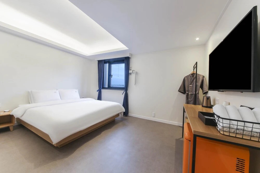 Deluxe Double room with partial ocean view (full double bed)