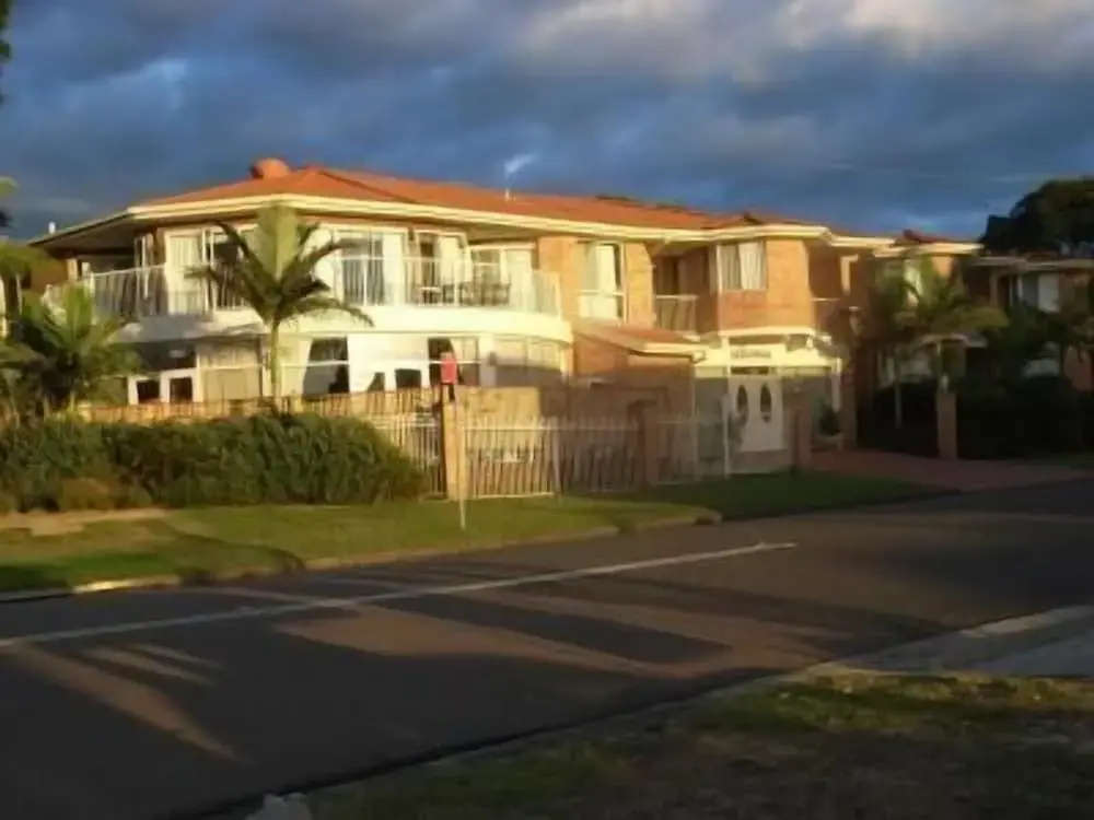 Lake Haven Motor Inn and Palms Restaurant