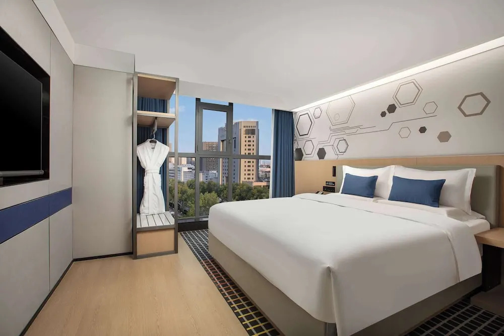 Двухместный номер Standard двуспальная кровать в Microtel By Wyndham Handan New Century