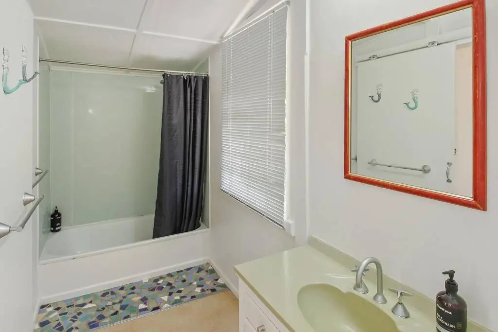 1910 Retro Styled, Pet Friendly, Traditional Queenslander Home - фото 5