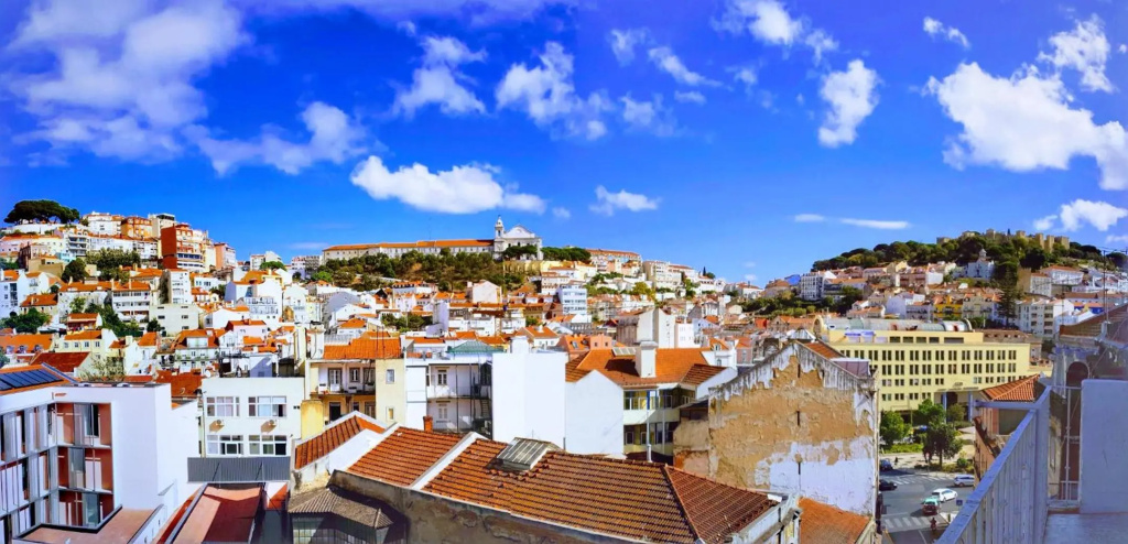Amazing Downtown Apt with small balcony with view over the castle