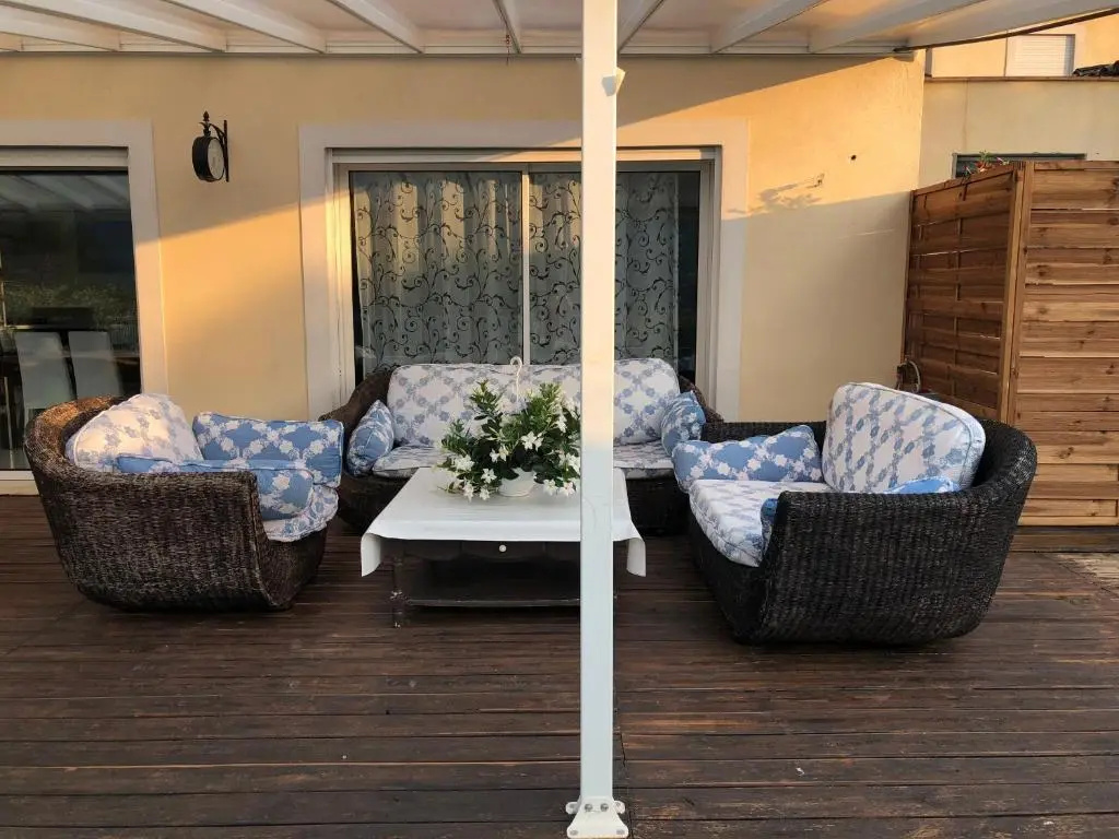 Petite maisonette adossee mais independante avec piscine