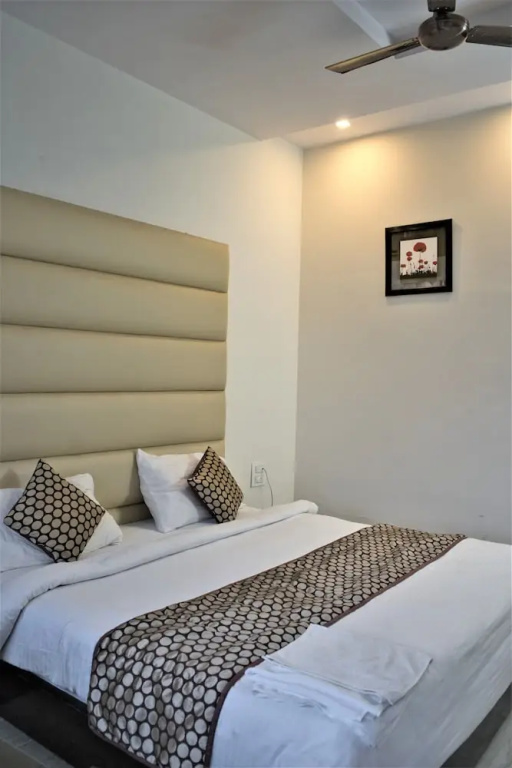 Deluxe Double room (full double bed)