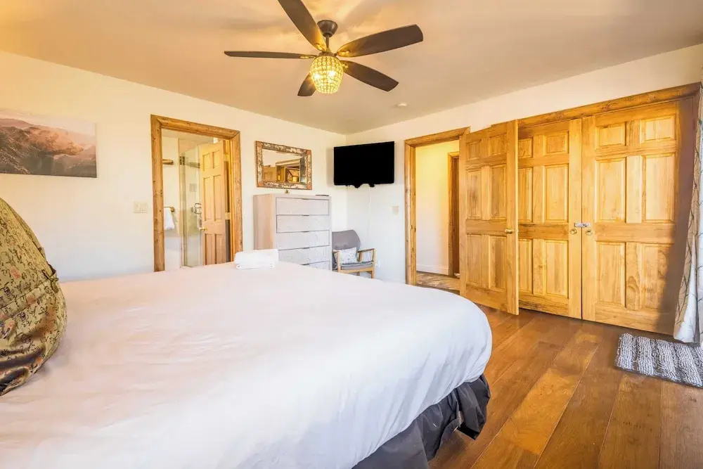 Hot Tub, Fire Pit, Game Room, Large Deck, Views Angels Camp Lodge by Avantstay
