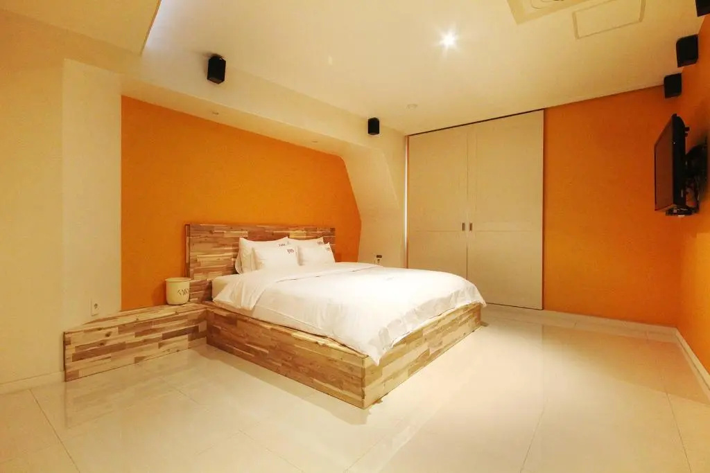 Deluxe Double room (full double bed)
