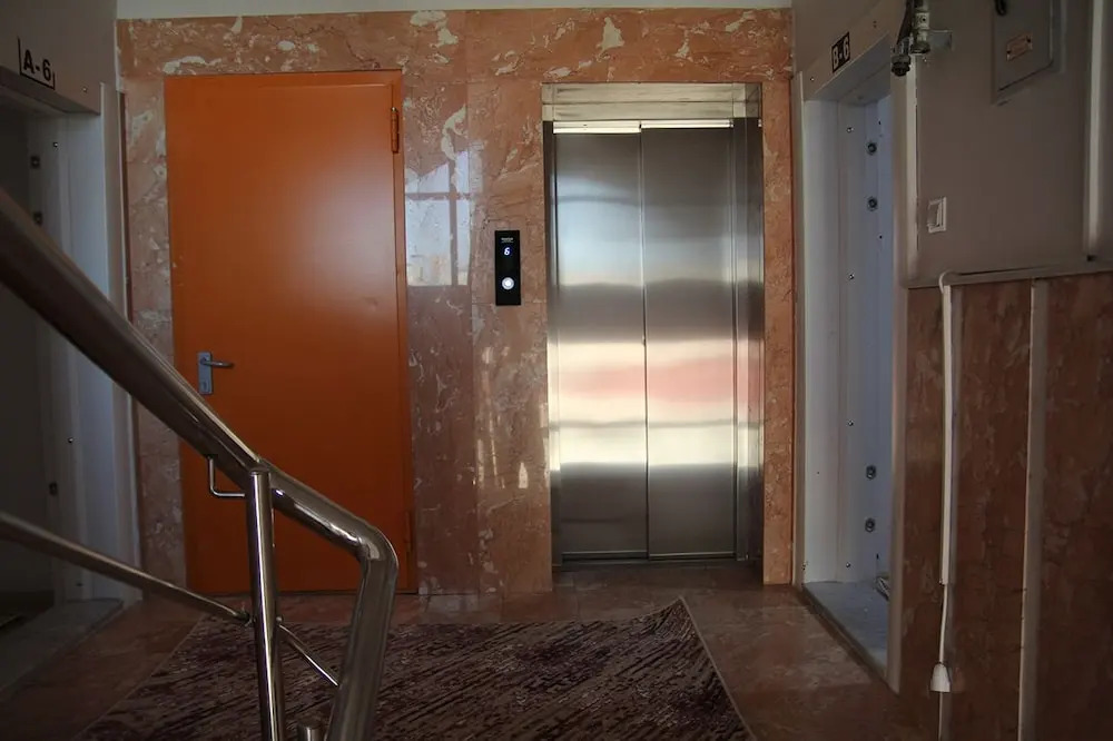 Seckin Apart - Caters to Adult Women — фото 3