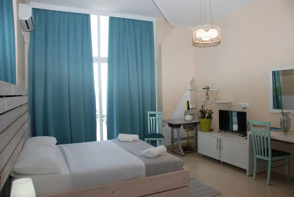 Двухместный номер Standard с балконом и с видом на море двуспальная кровать в Hotel Saranda
