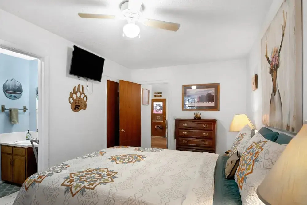 Eagle's Nest - Hot Tub, Deck & Prime Location 2 Bedroom Cabin - фото 6