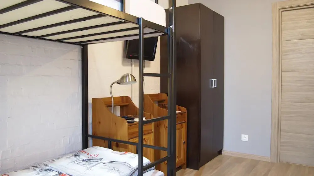 Кровать в общем номере (мужской номер) в Opaliha Loft rooms