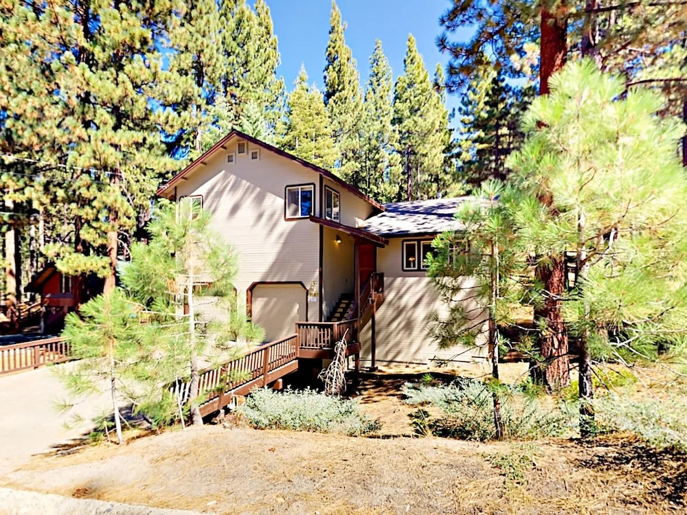 4BR House in the Pines w Hot Tub by RedAwning