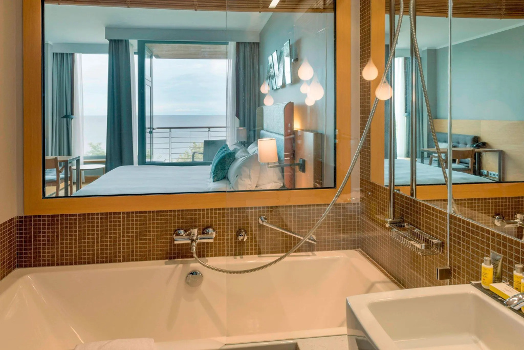 Superior Double room with balcony and with sea view (full double bed)