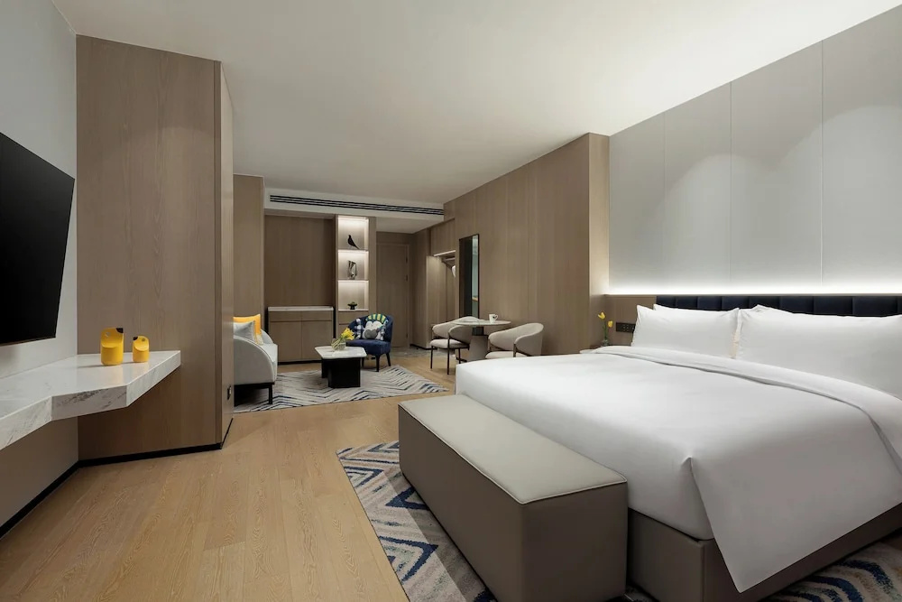Double Suite full double bed