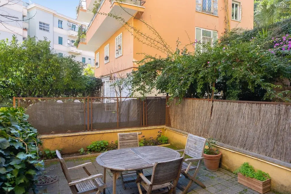 Rental in Rome Pateras Garden Apartment