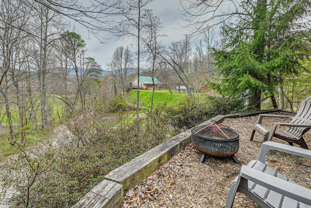 Mtn-view Bryson City Cabin: 1 Mi to Deep Creek!