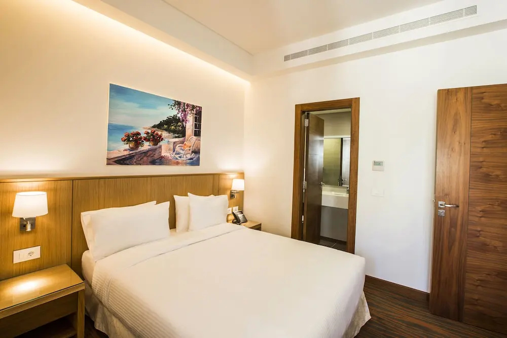 Deluxe Double Suite (full double bed)