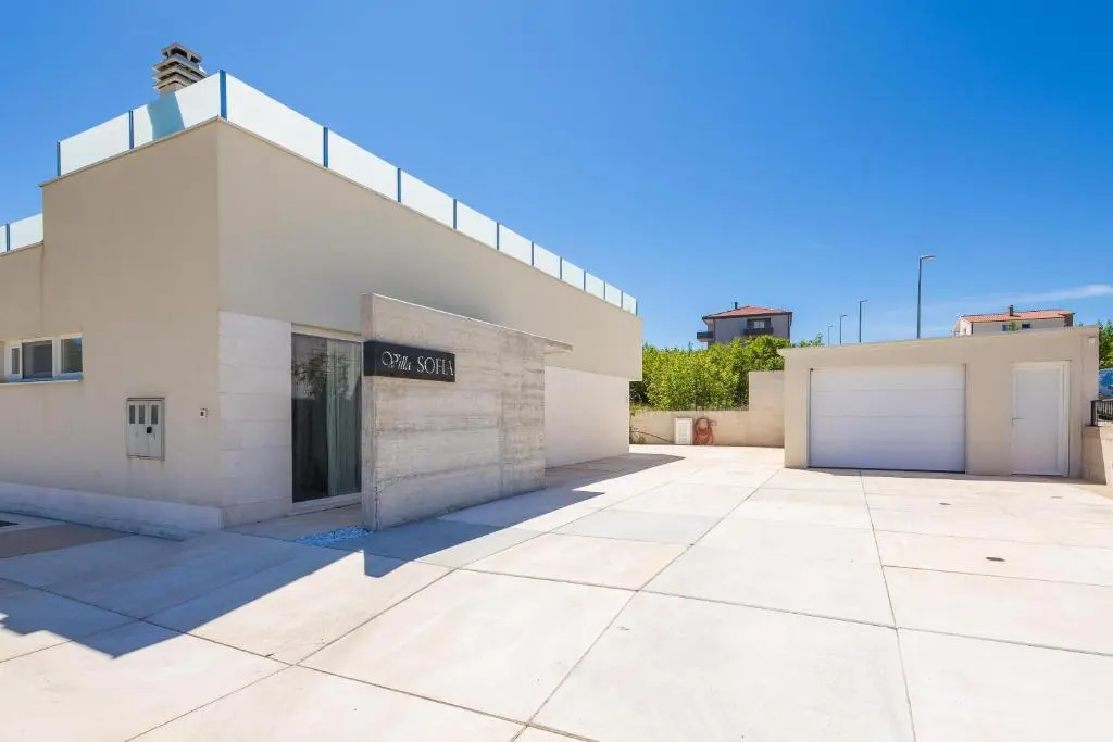 2 Bedrooms Villa