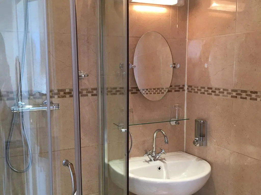 標準雙人房，設有兩張單人床，享有水景