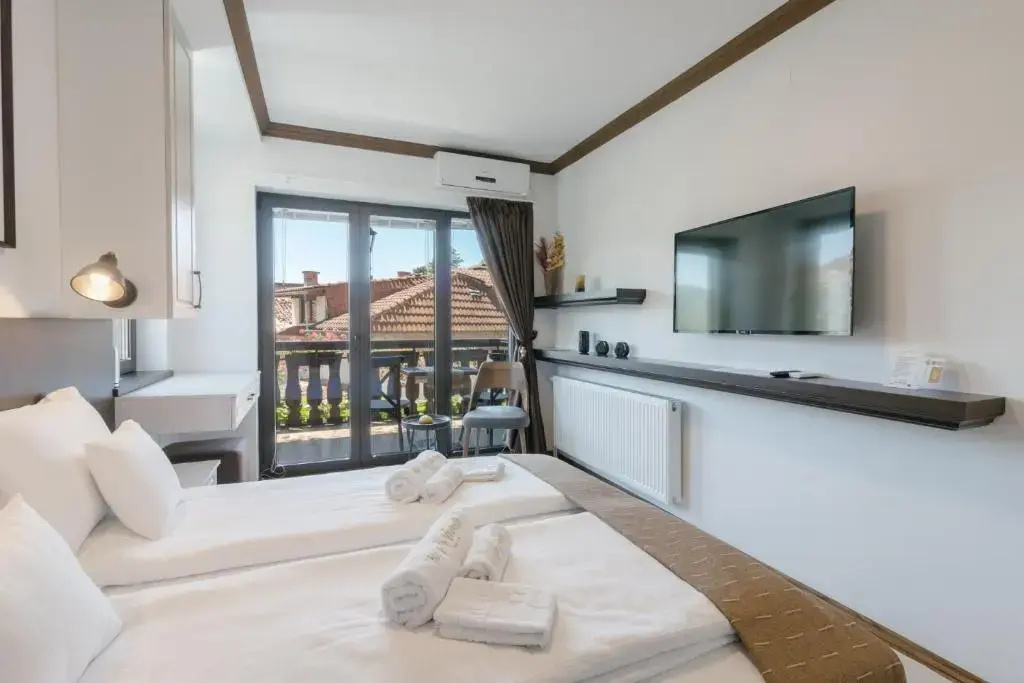 Standard Double room with balcony (full double bed)