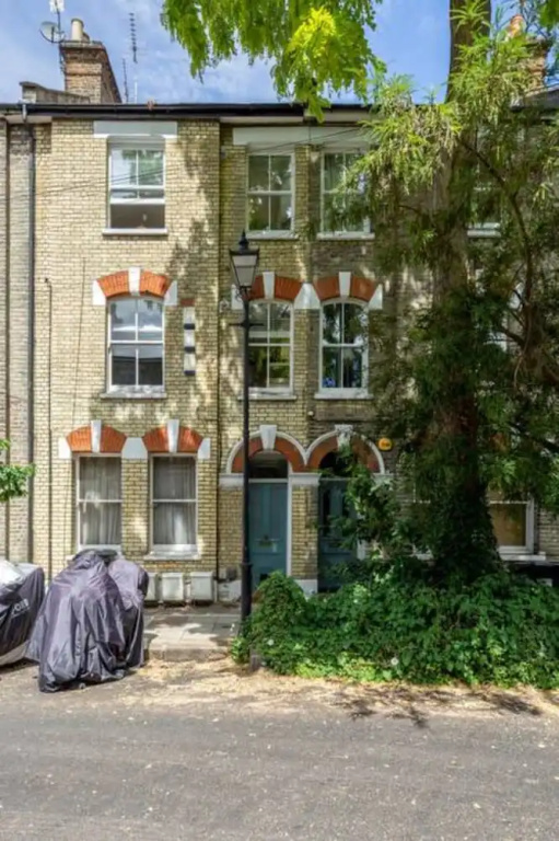 Light 2 Bedroom Flat With Roof Terrace