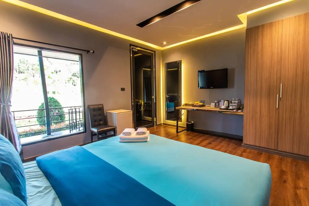 1 Bedroom Deluxe Suite with balcony and with view