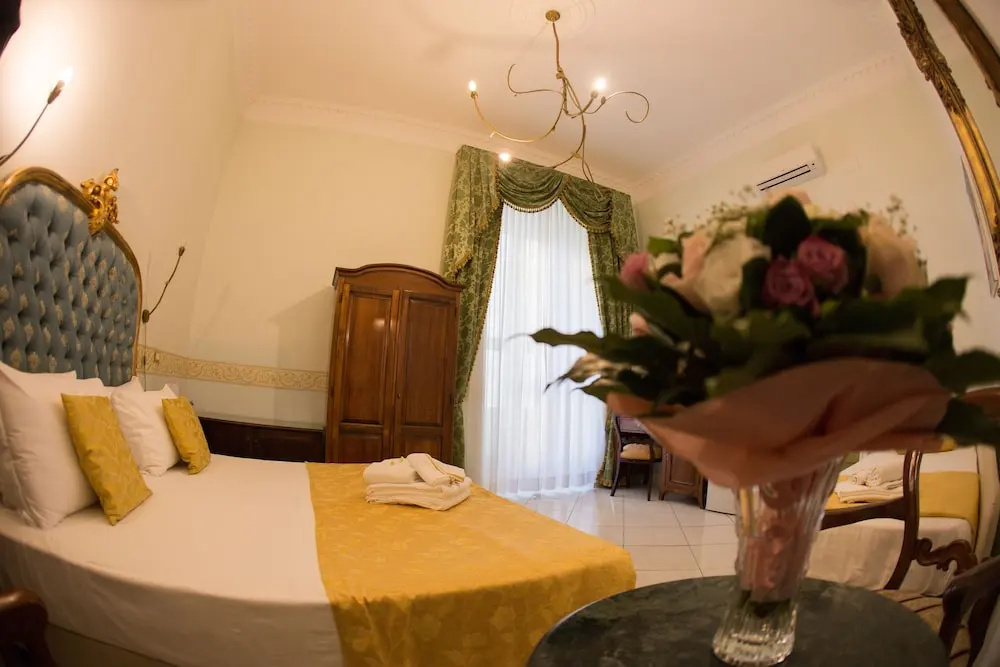 Standard Triple room with courtyard view