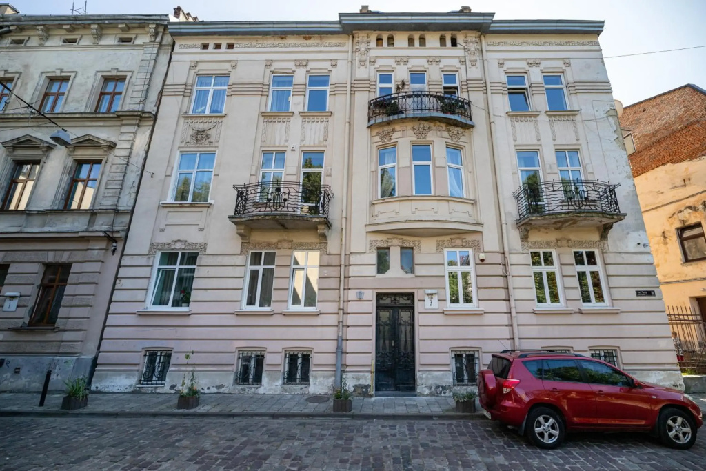 2 bedroom apartment Tykha street city center with parking place