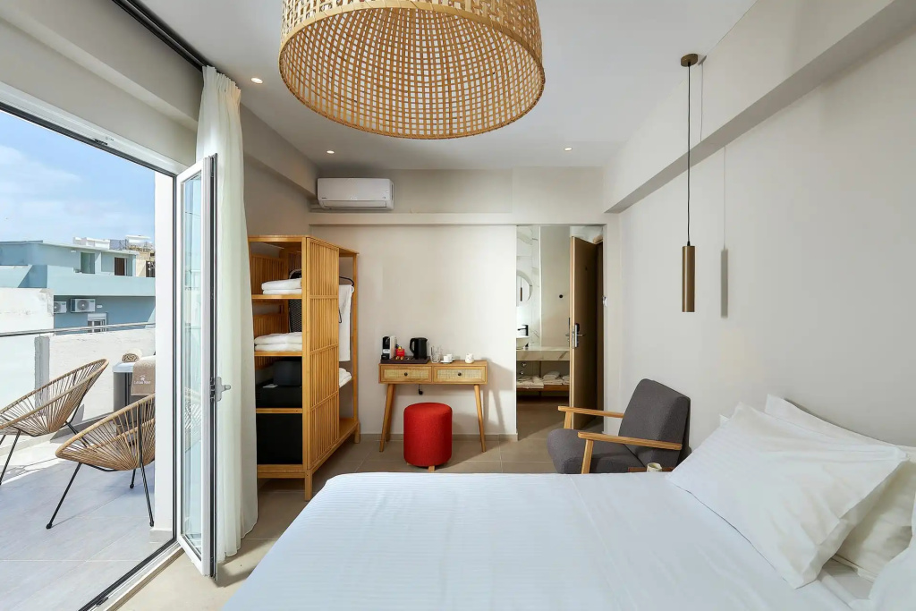 Deluxe Double room (full double bed)