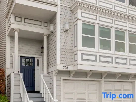 Beachside Retreat | Perfect Location| Free Parking