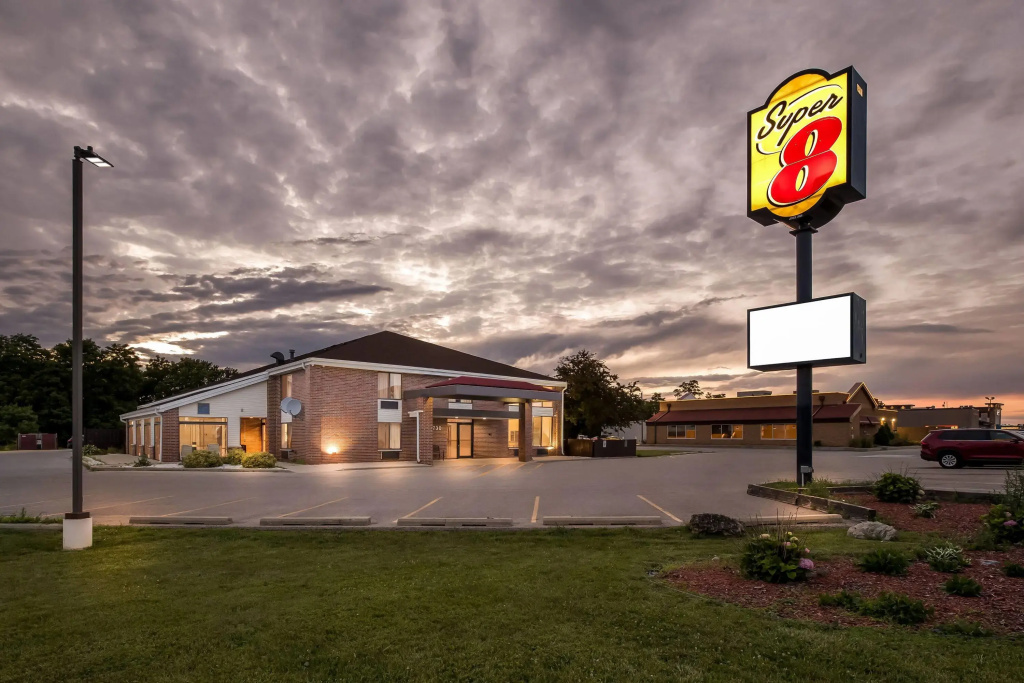 Super 8 by Wyndham Watertown WI