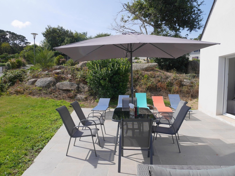 Holiday Home With Partial sea View, Douarnenez