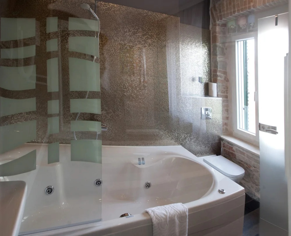 Deluxe Double room (full double bed)