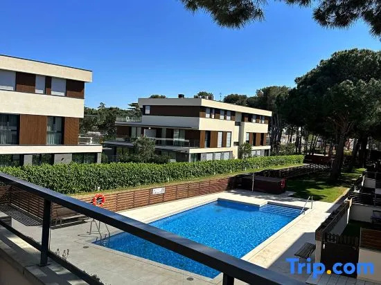 Sol, terraza y piscina en S’Agaró