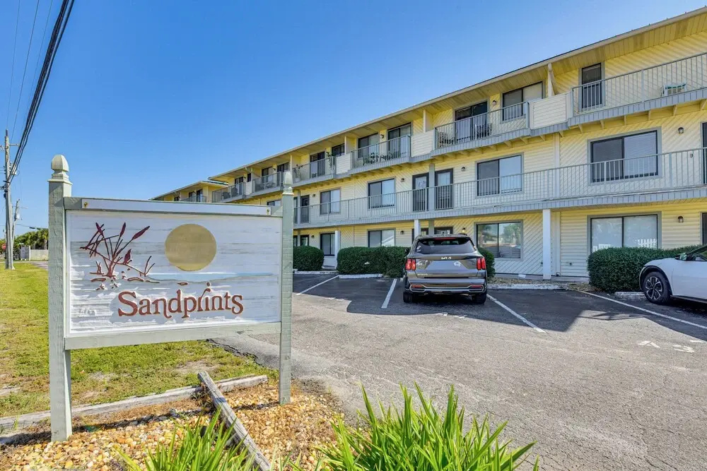 < Half-mi to Beach: Quaint Destin Condo
