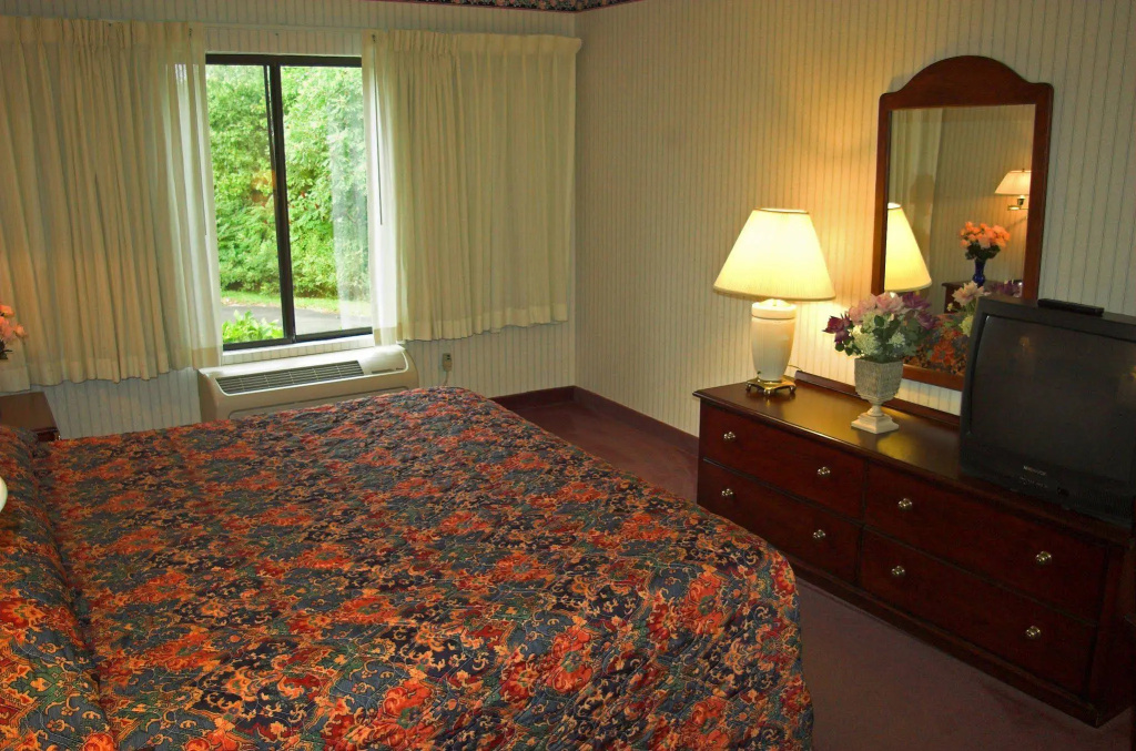 Aderi Hotel Niantic — 4