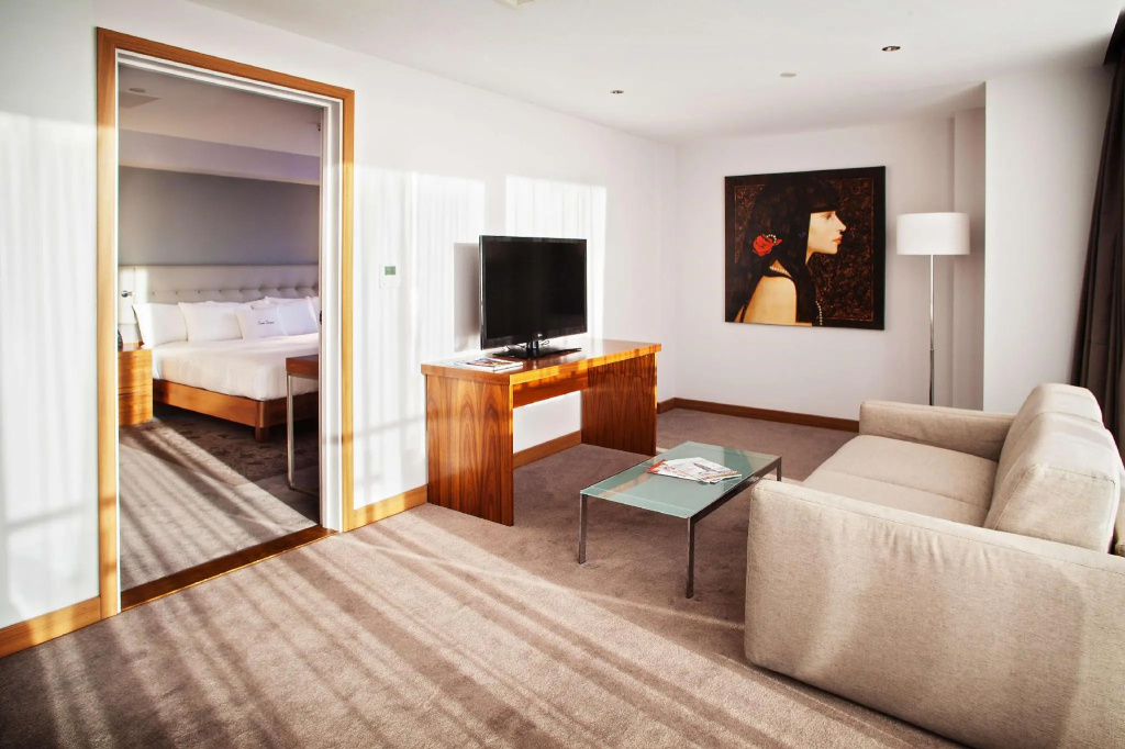 DoubleTree by Hilton Lincoln - Tap to explore photos