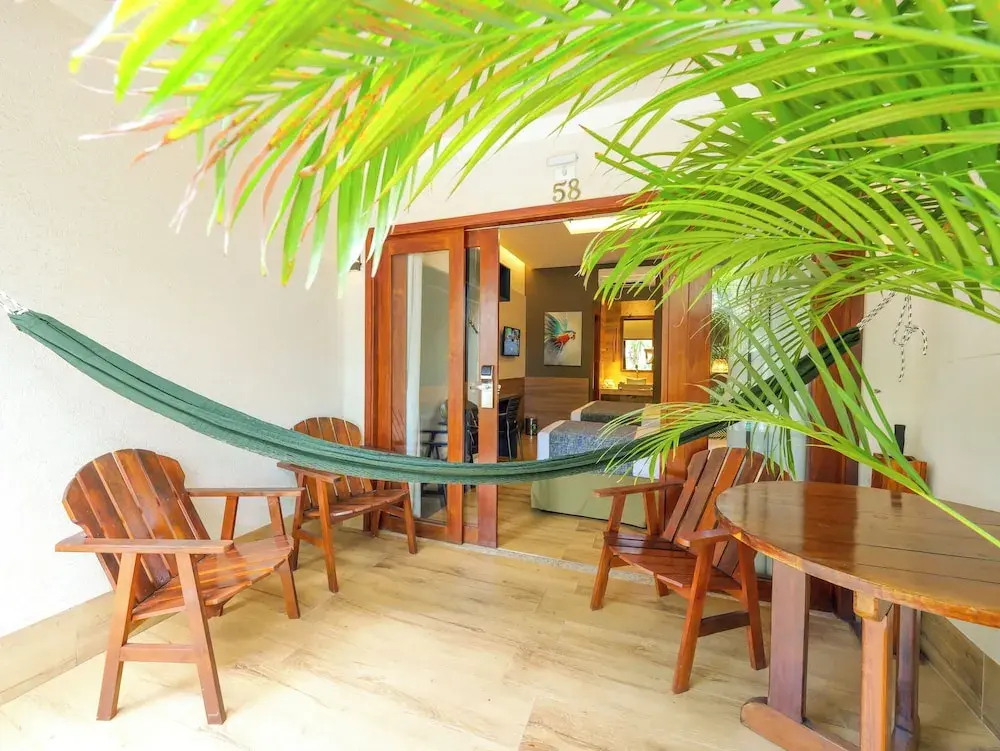 頂級四房套房，可欣賞泳池景色，附設雙人床