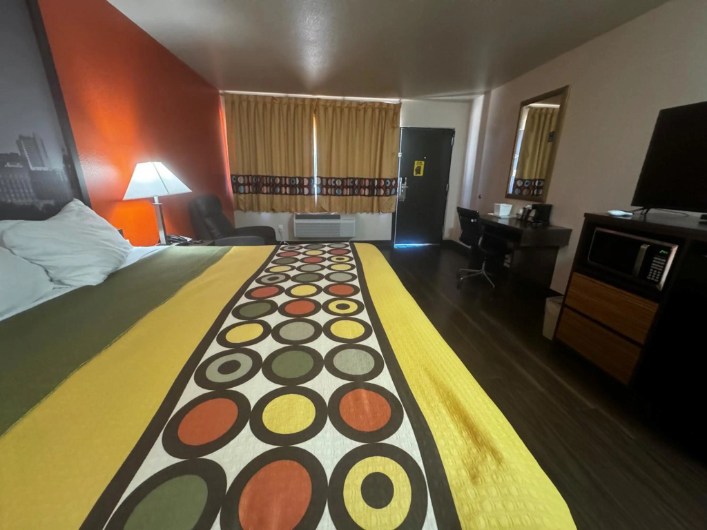 Super 8 by Wyndham Giddings — 4