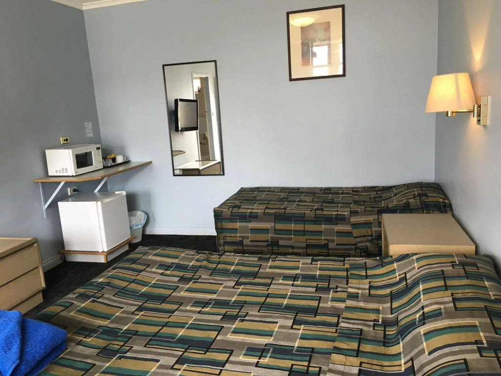 City West Motel by null