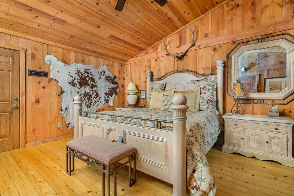Deluxe Double Suite with view full double bed