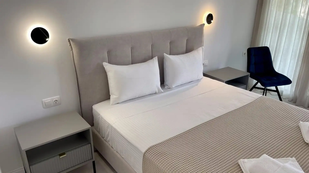 Deluxe Double room (full double bed)