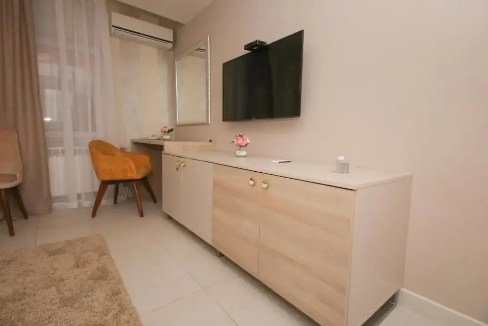 Deluxe Double room (full double bed)