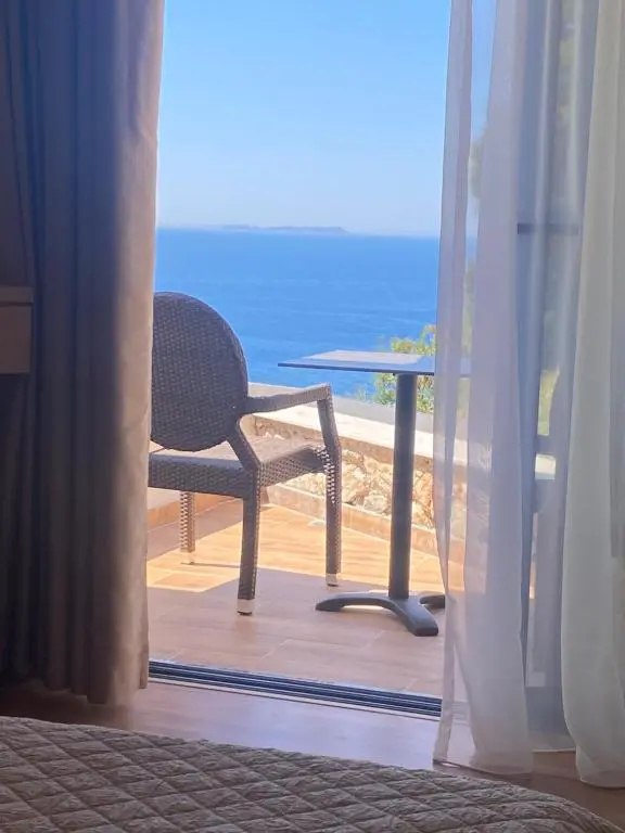 Deluxe Double room with balcony and with sea view full double bed
