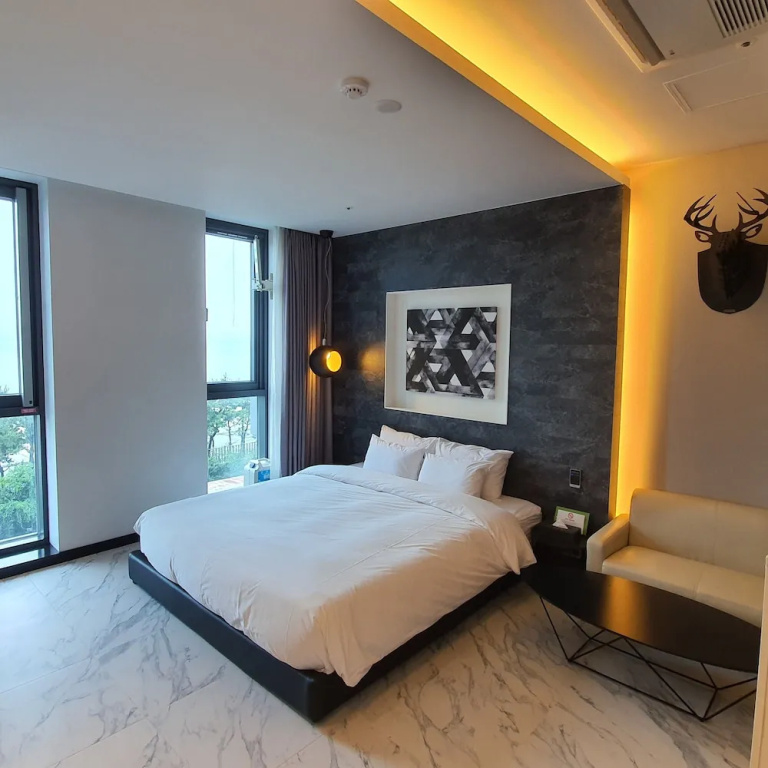 Standard Double room with partial ocean view (full double bed)