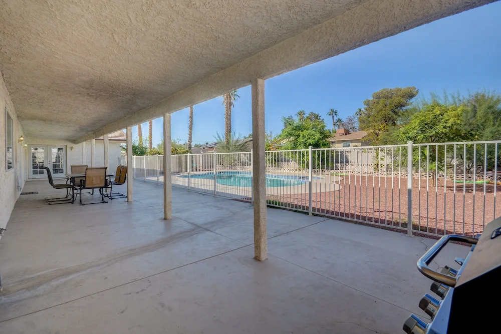 Luxurious 4BR House with Large Pool Near Strip