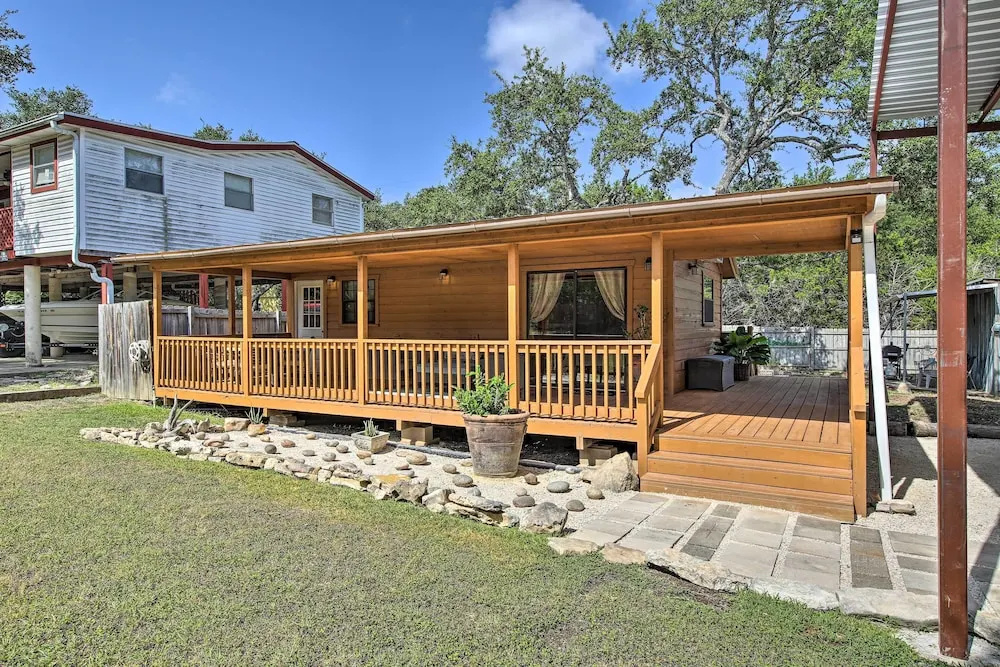 Couples Cabin w/ Luxury Deck, 1 Mi to Canyon Lake!